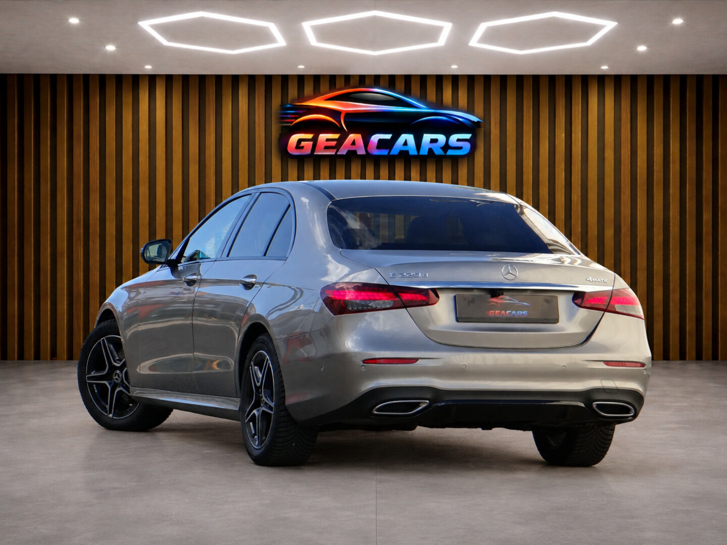 Mercedes-Benz E220 4Matic AMG - foto 11