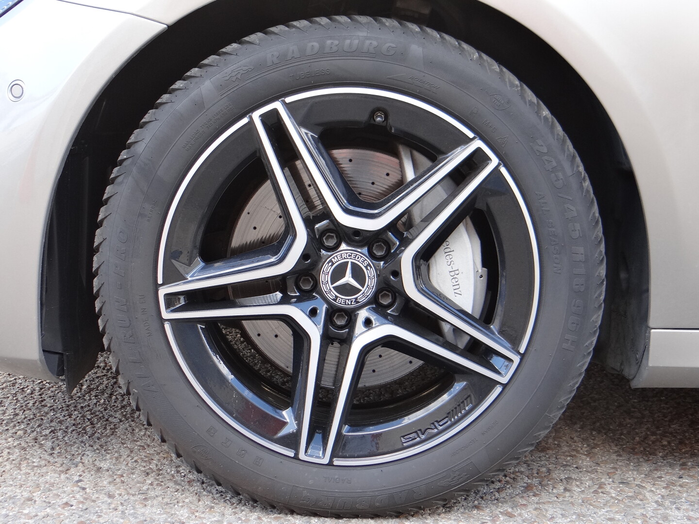 Mercedes-Benz E220 4Matic AMG - foto 21