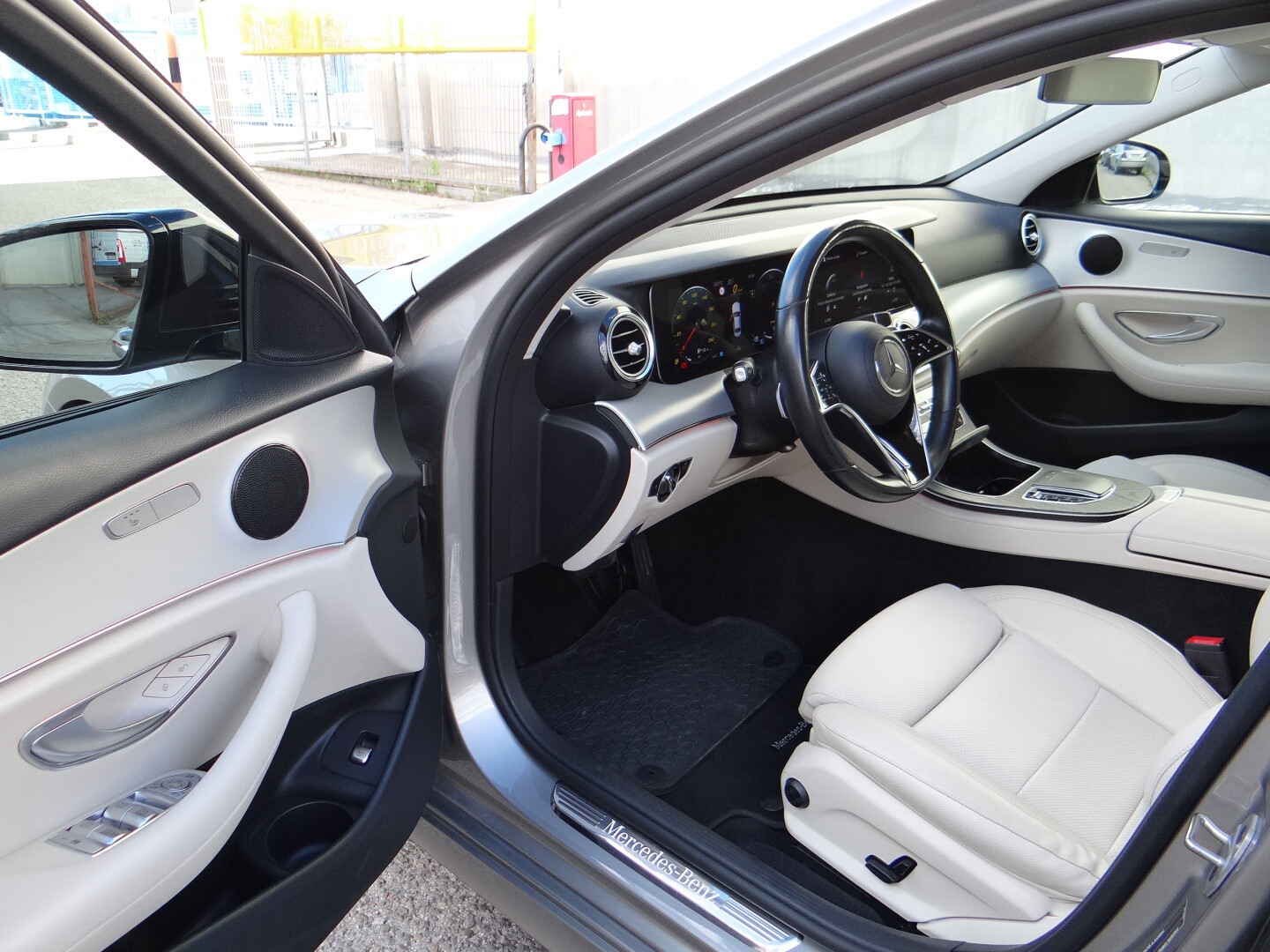 Mercedes-Benz E220 4Matic AMG - foto 22