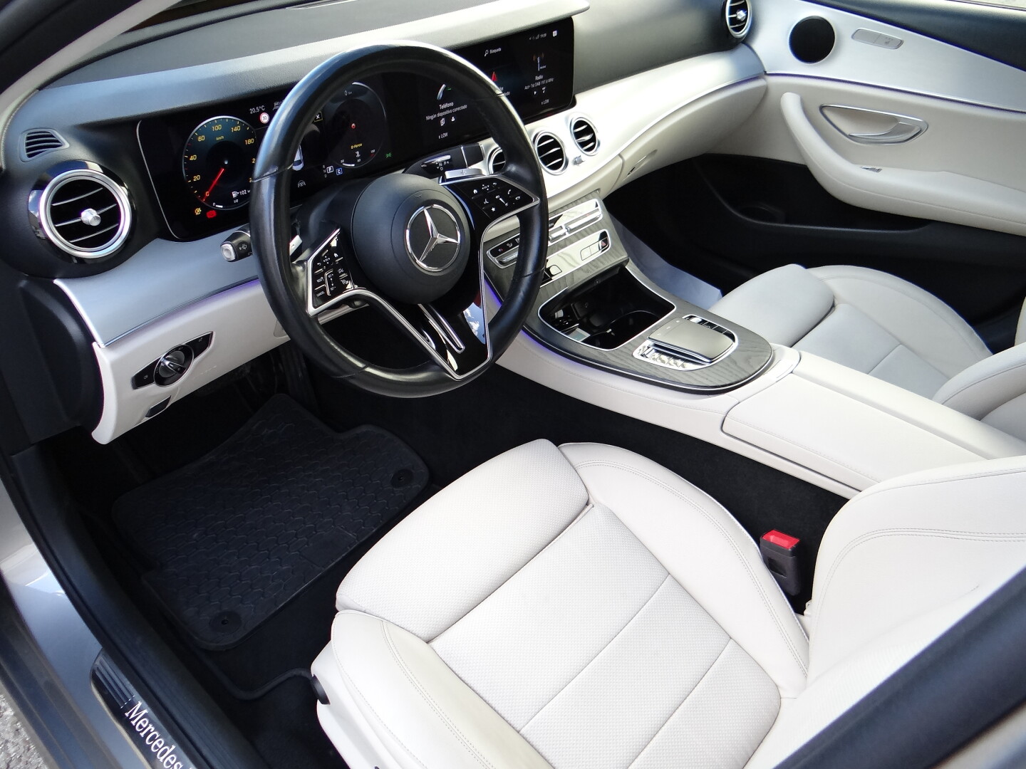 Mercedes-Benz E220 4Matic AMG - foto 2