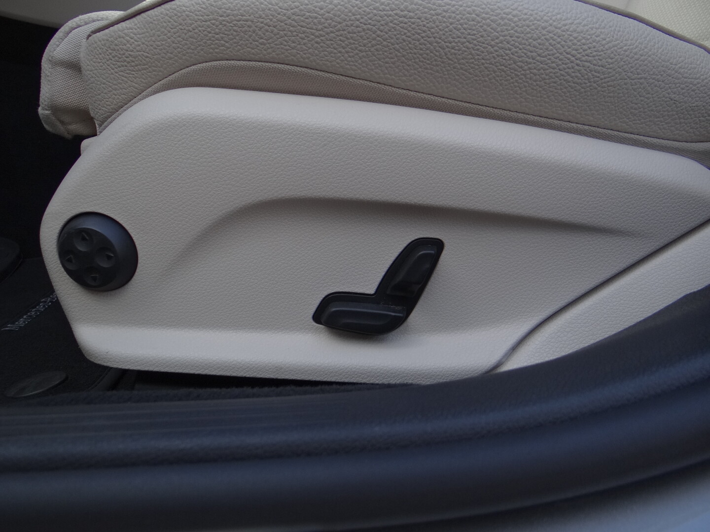 Mercedes-Benz E220 4Matic AMG - foto 27