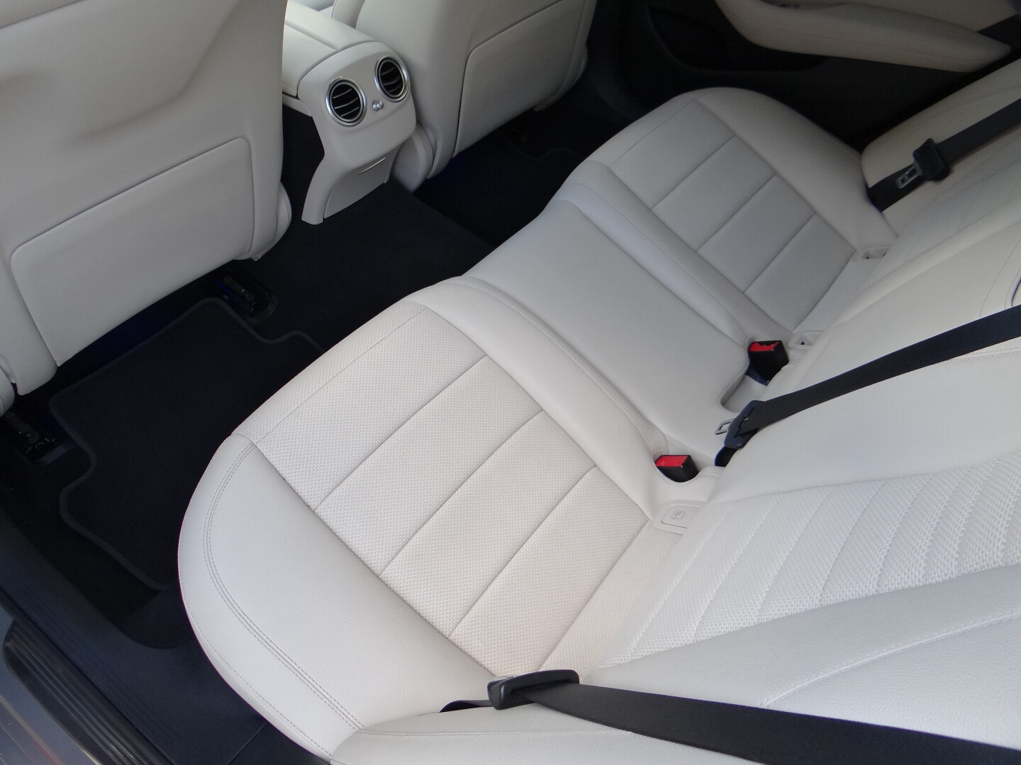 Mercedes-Benz E220 4Matic AMG - foto 44