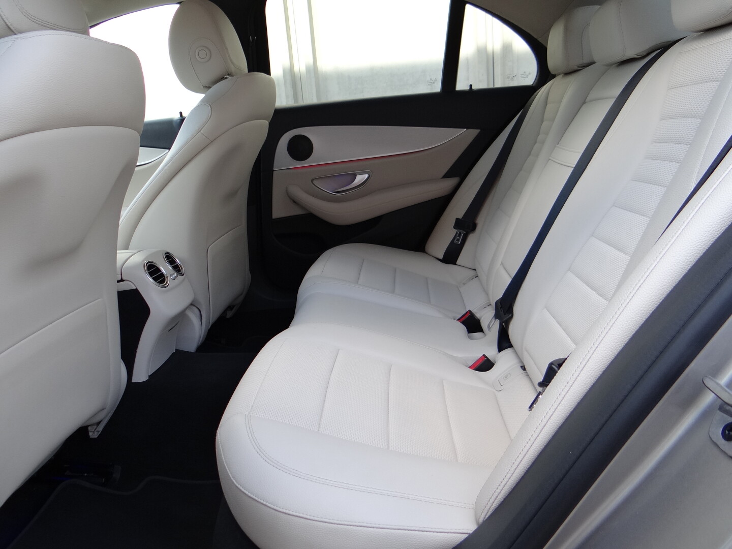 Mercedes-Benz E220 4Matic AMG - foto 45
