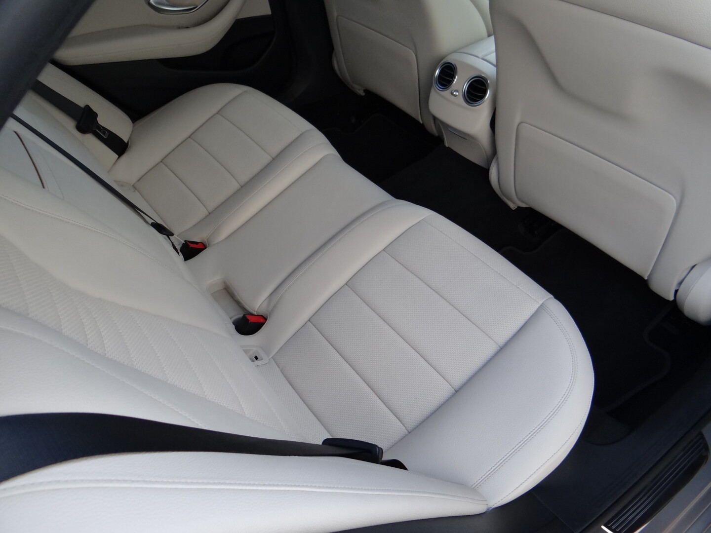 Mercedes-Benz E220 4Matic AMG - foto 49