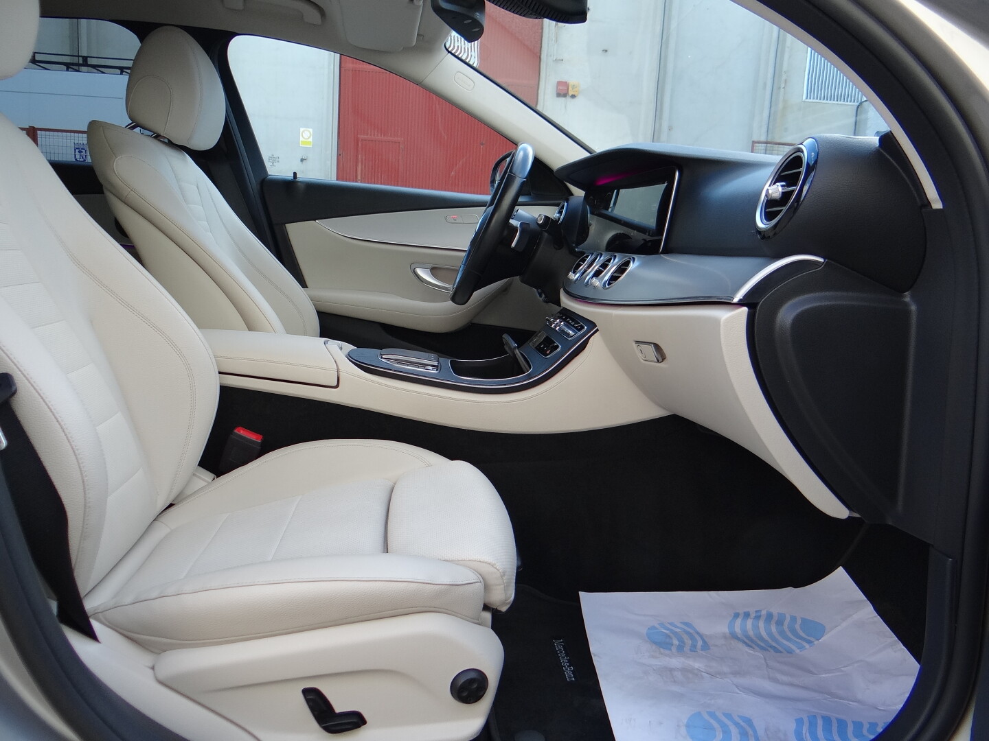 Mercedes-Benz E220 4Matic AMG - foto 53