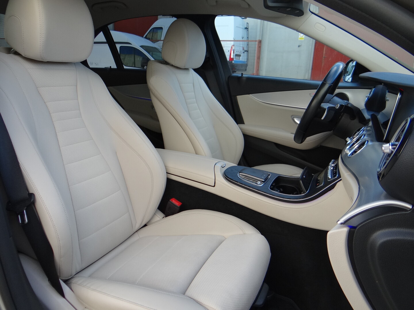 Mercedes-Benz E220 4Matic AMG - foto 54