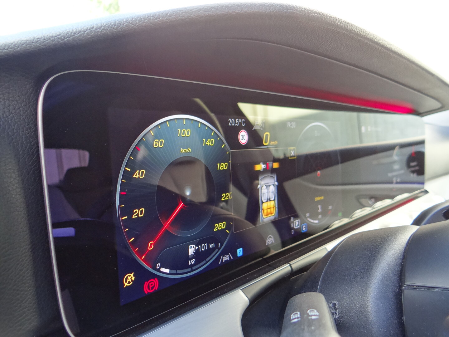Mercedes-Benz E220 4Matic AMG - foto 30